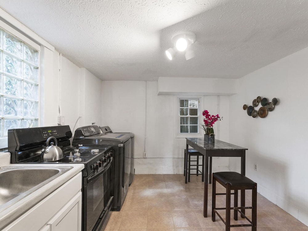 Bsmt Suite Near Stadium w Parking Coffee BBQ AC