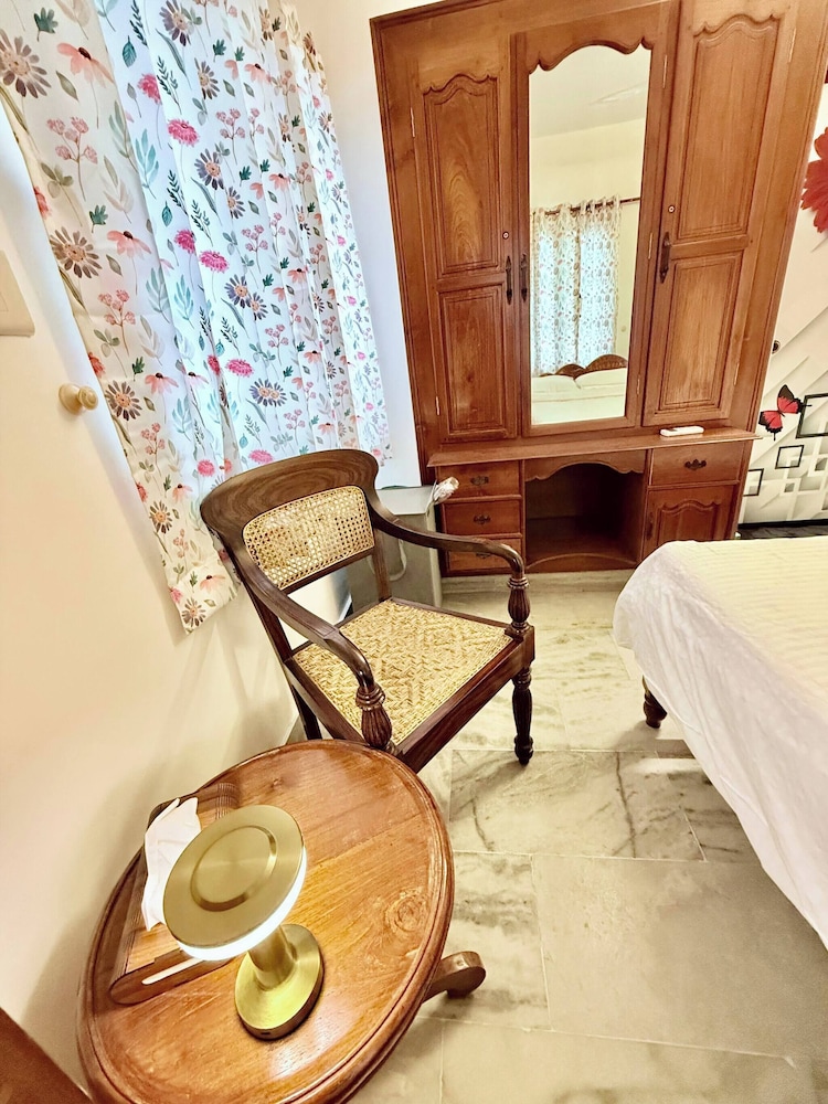 The Haven by Oshara Modern Kerala 3bhk AC Wifi Family Near Fort Kochi Parking