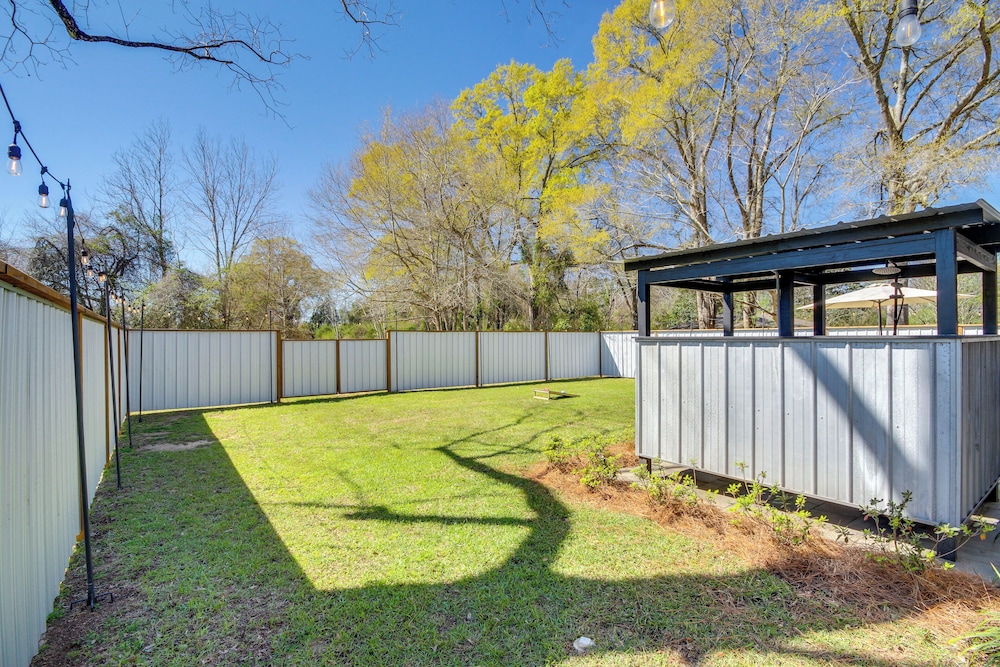 'all About the Buzz' Cottage w/ Patio & Yard!