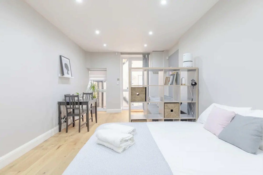 Modern Studio Flat - 1 min to Paddington Station