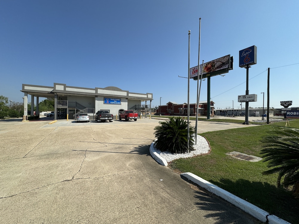 Days Inn by Wyndham Gonzales