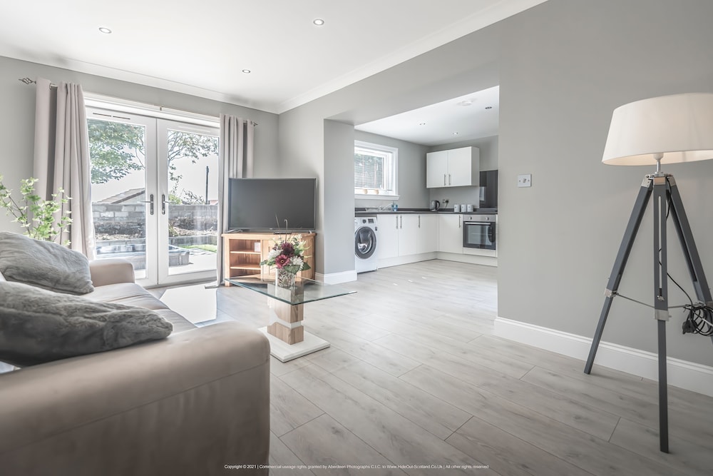 Lovely 1-bed Cottage in Kelty With Hot Tub view 5
