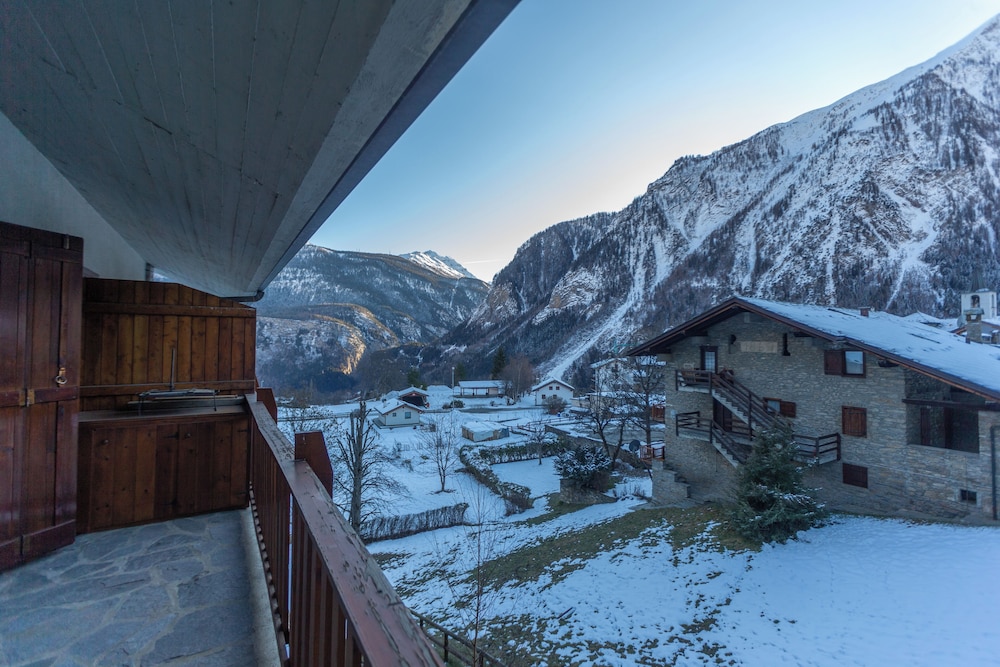 Welcoming 3BR Flat with parking in Verrand