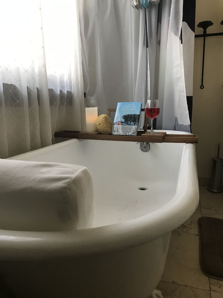 Glenwood Springs Vacations - Downtown BnB King Bed Clawfoot Tub  Hot Tub - Property Image 7