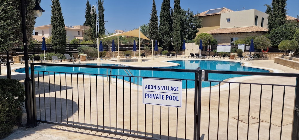 J1 Holiday House Adjacent to Aphrodite Hills
