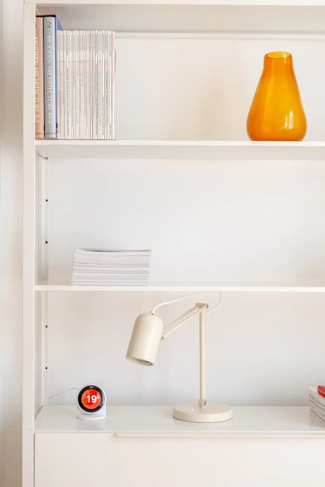 Stylish & Light Victorian 2BD Flat - Holland Park