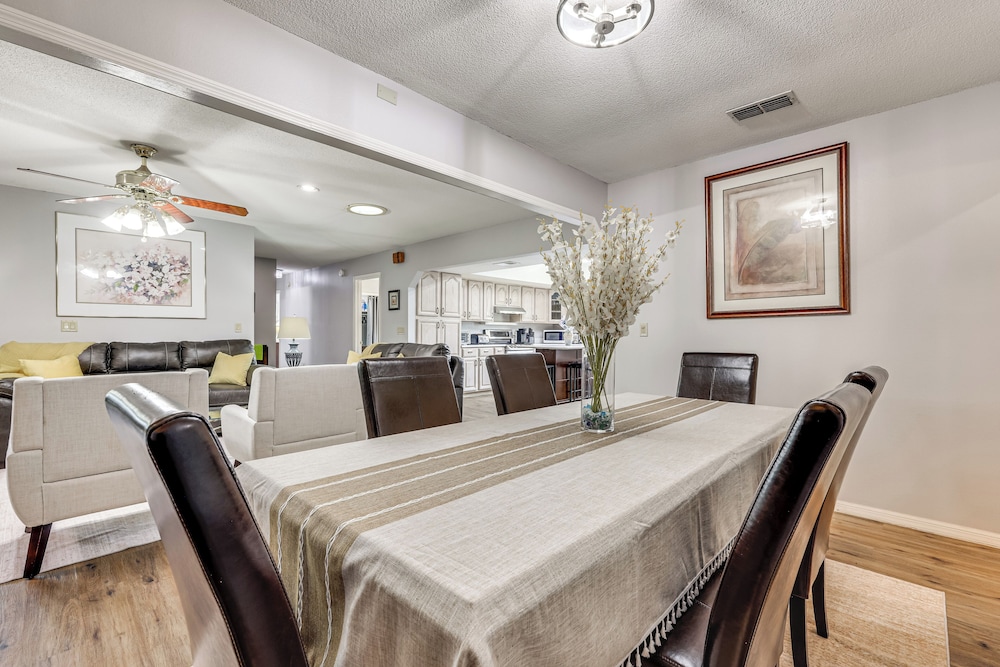 BBQ Ready: Hawthorne Home w/ Screened-in Patio