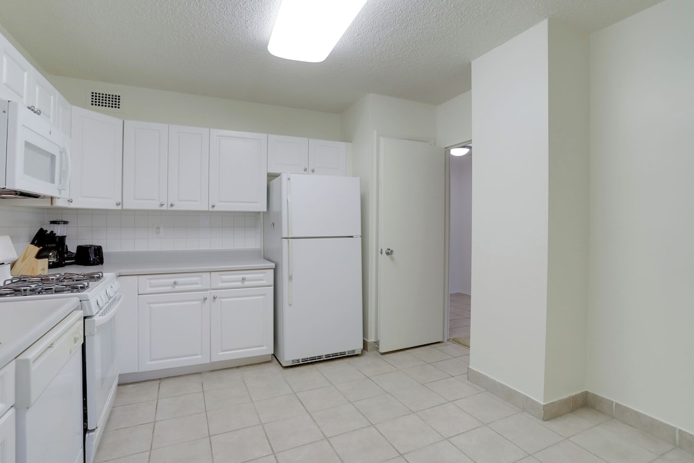 Crystal City Apt Close to Airport