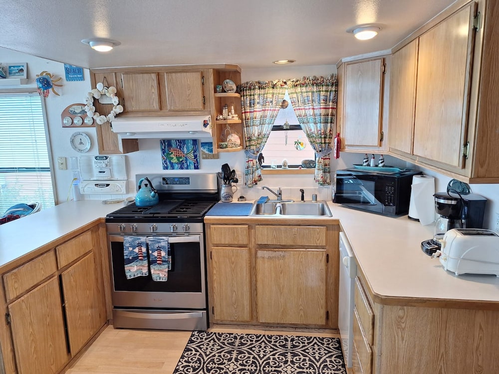 Luxurious Oceanfront Cabin 7 Getaway w Hot Tub