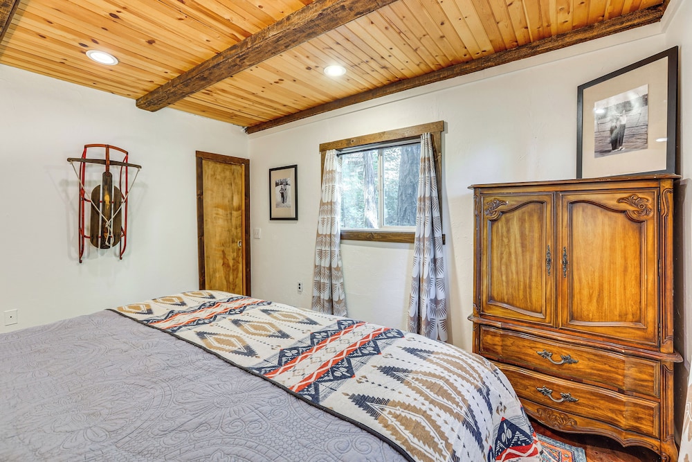 3 Mi to Lake Arrowhead Village: Dog-friendly Cabin