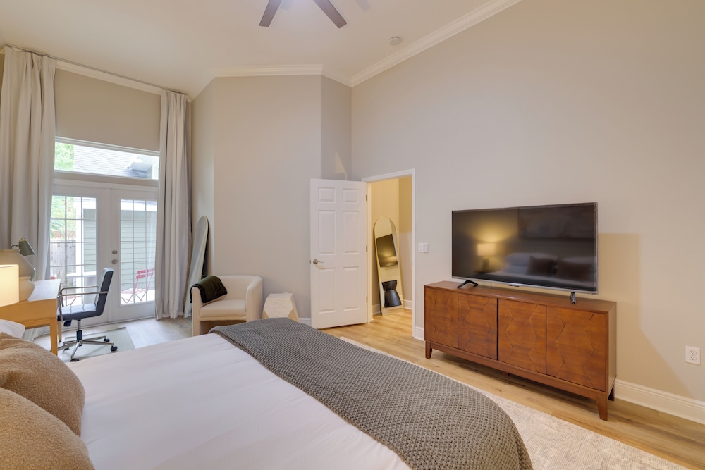 Townhome w/ Patio < 5 Mi to UF Campus!