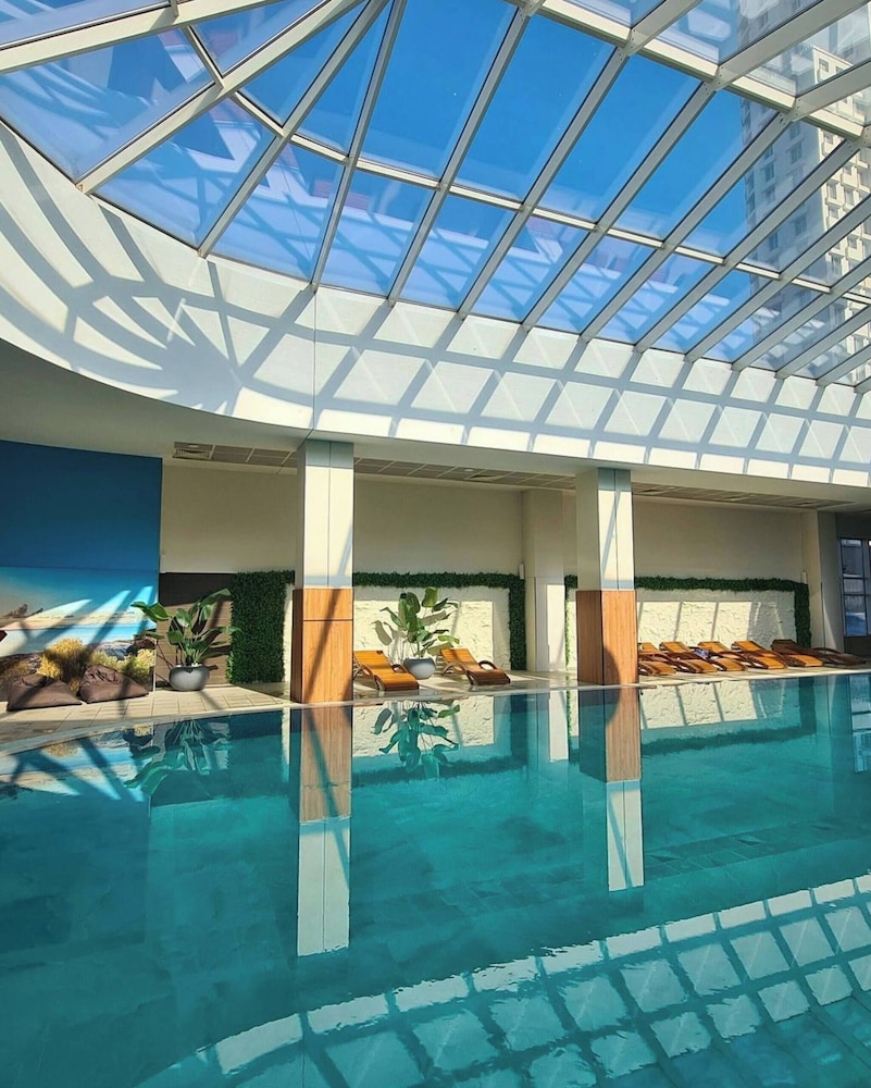 Deluxe Two Bedroom Condo & Pool on 5th Floor
