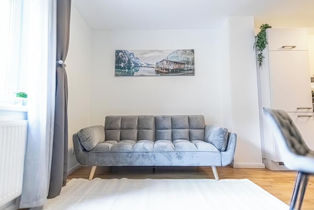 9 Min to City Center 1BR 1LR Balcony