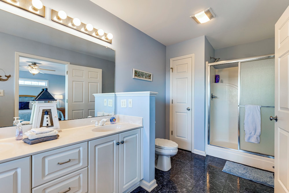 Steps to Beach: Emerald Isle Home w/ Deck!