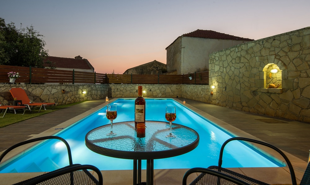 Skandalis Traditional Suites