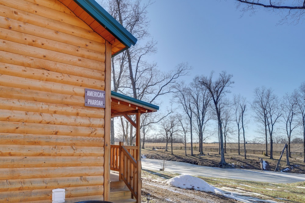 28 Mi to Downtown Louisville: Serene Farm Getaway