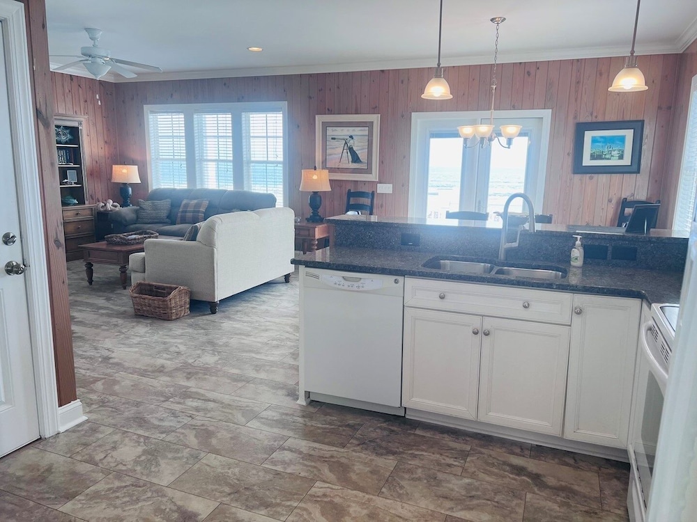 1 Ez Access 4 Bedroom Home by RedAwning