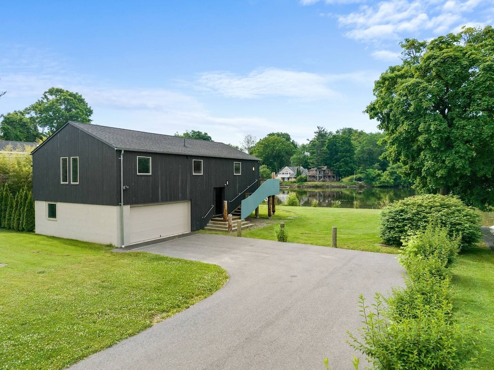 Mod Artist Home With River Views