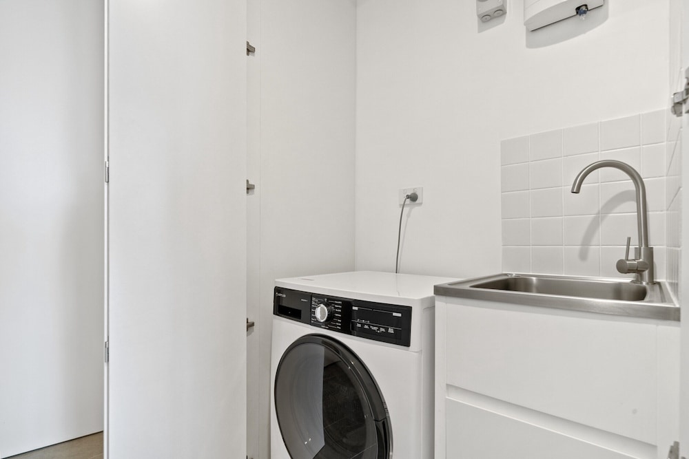 Chic Ground-floor Studio Near Local Cafes