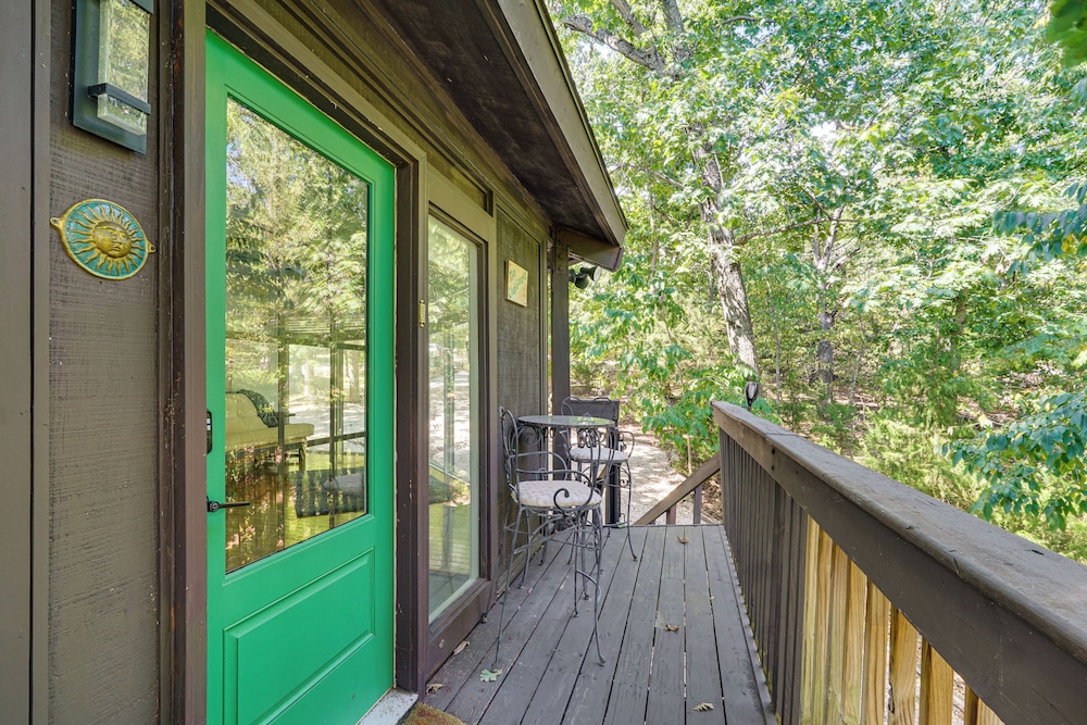 Unique Treehouse Hideaway Near Lake of the Ozarks
