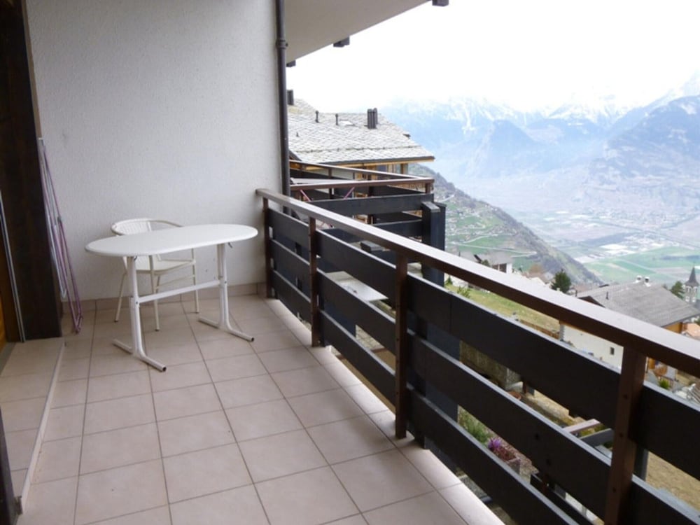 Charming Apartment With Hill View