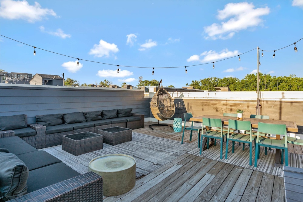 Rooftop Deck 2 Car Garage Near Downtown Nashville