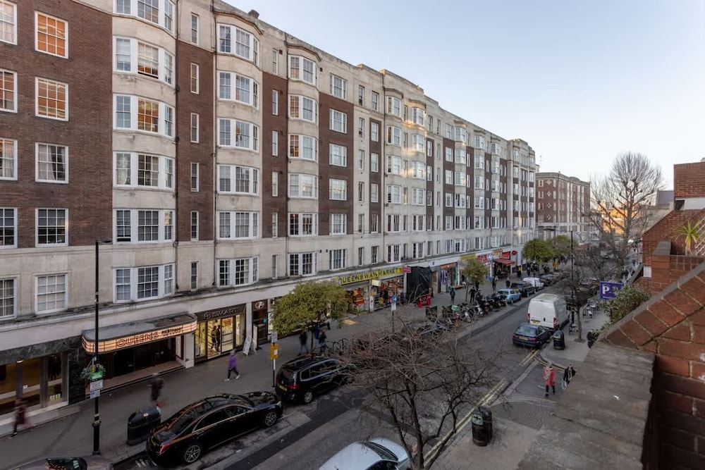 Kensington Gardens 2 Bedroom Flat With a Balcony