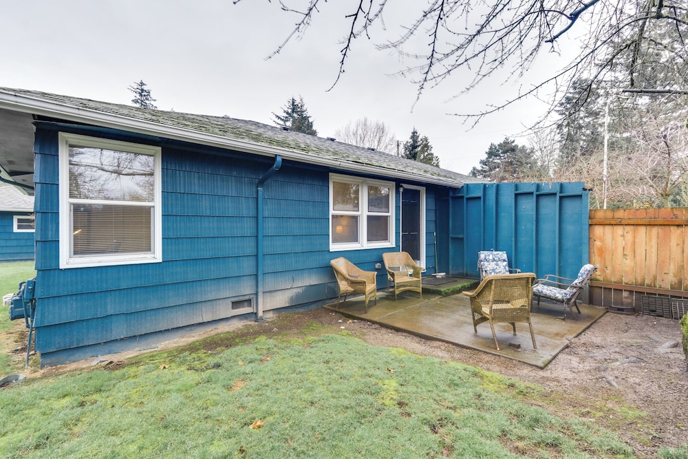 5 Mi to Oregon Zoo: Apartment w/ Private Yard