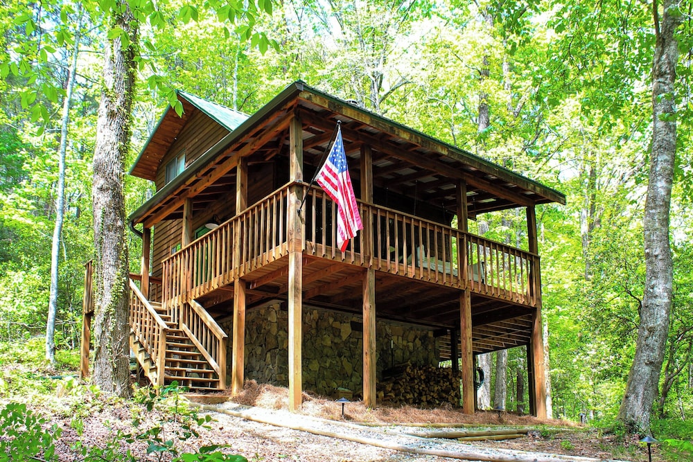 Sautee Nacoochee Mtn Paradise w/ Spacious Deck!