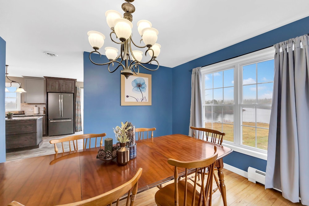 Serene 7br Haven By The Lake 7 Bedroom Home