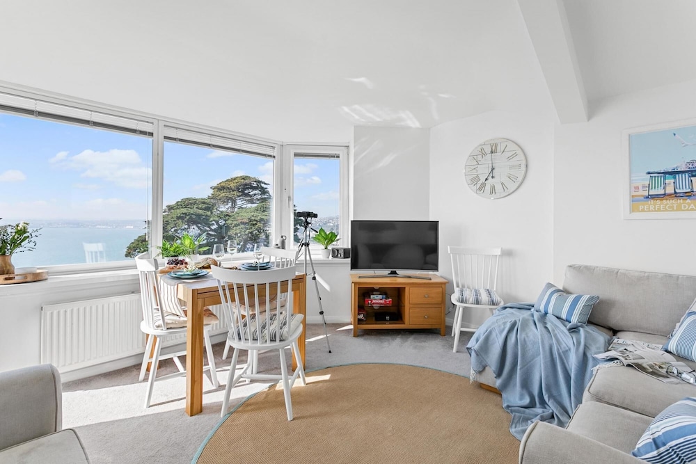 Wellswood Apartment - Sunny Apartment With Stunning sea Views Private Balcony view 2