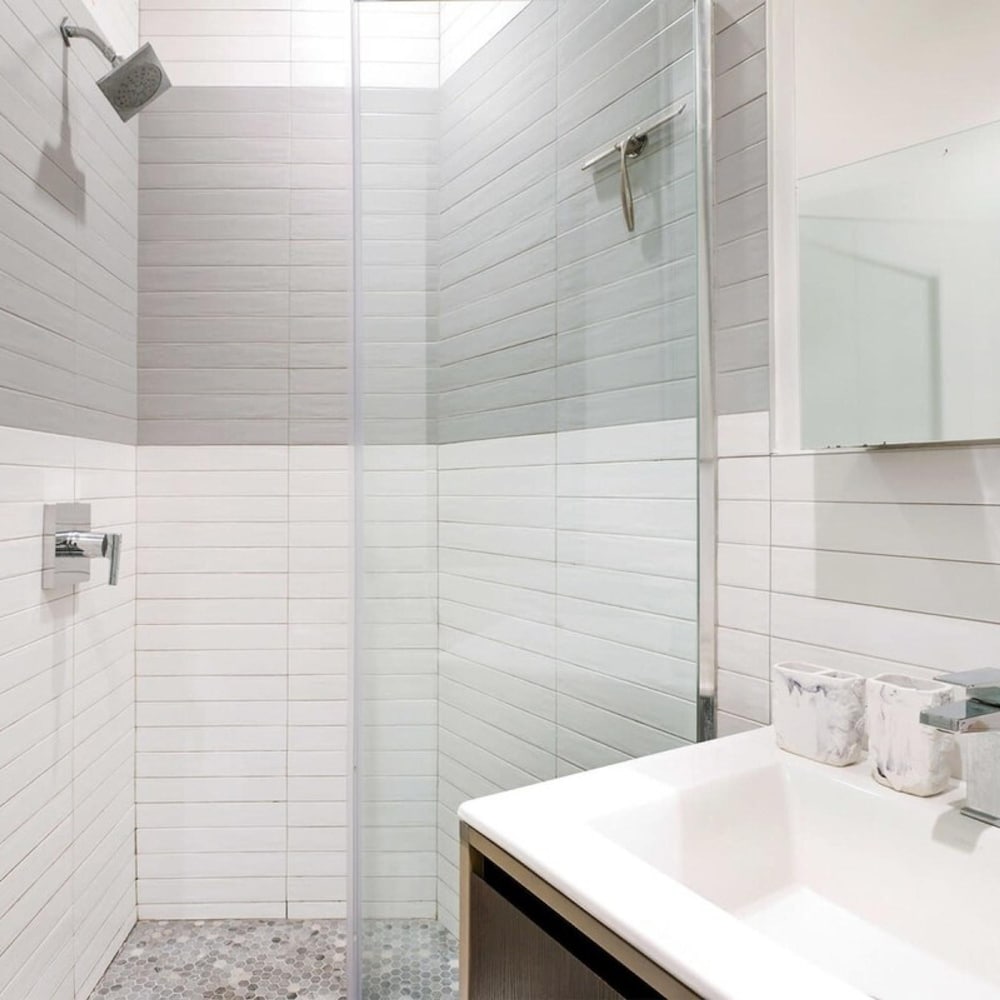 403-2e Newly Renovated Studio UES