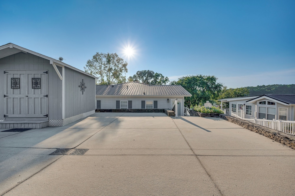 Breathtaking Views & Deck: Badin Lake House!
