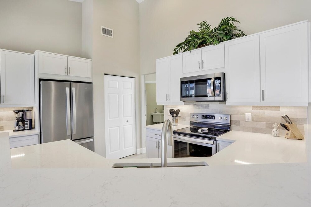Lovely Pet-friendly Waterfront Home With Pool and Dock view 5