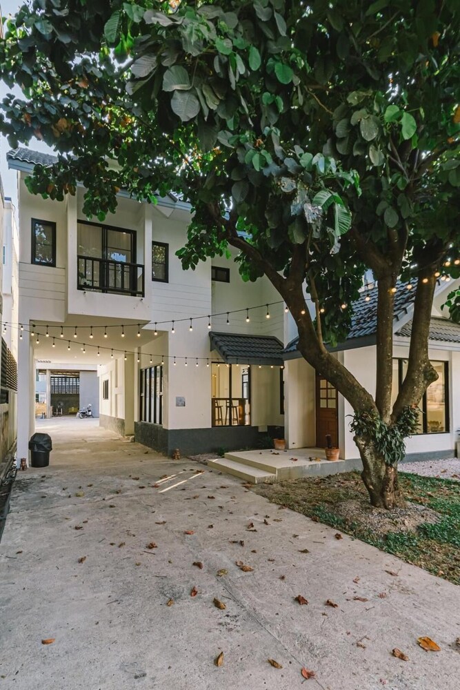 Modern Family House - 4 Bedrooms 5 Mins From Old Town With Gallery - Deja Home