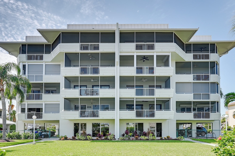 Waterfront Marco Island Condo < 1/4 Mi to Beach!
