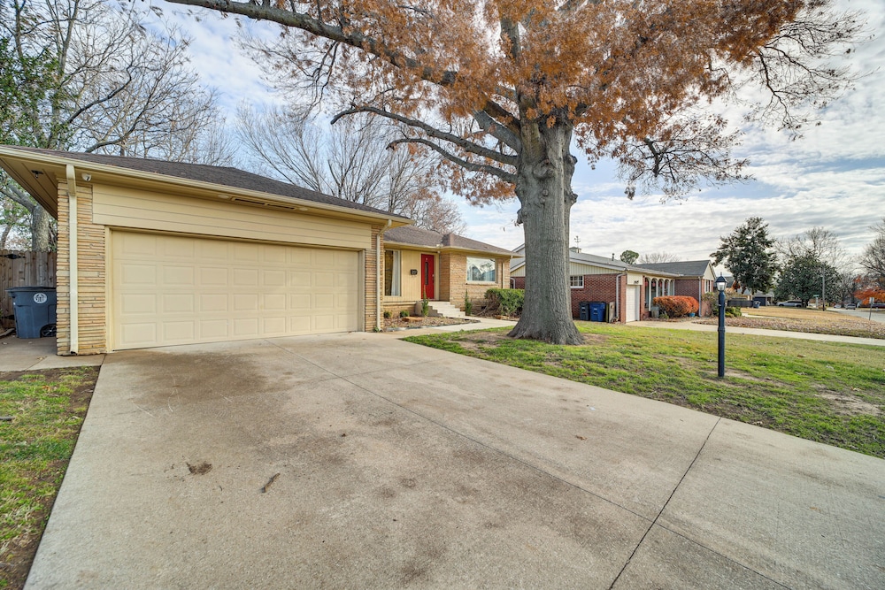 Tulsa Home 5 Mi to Downtown: Groups Welcome!