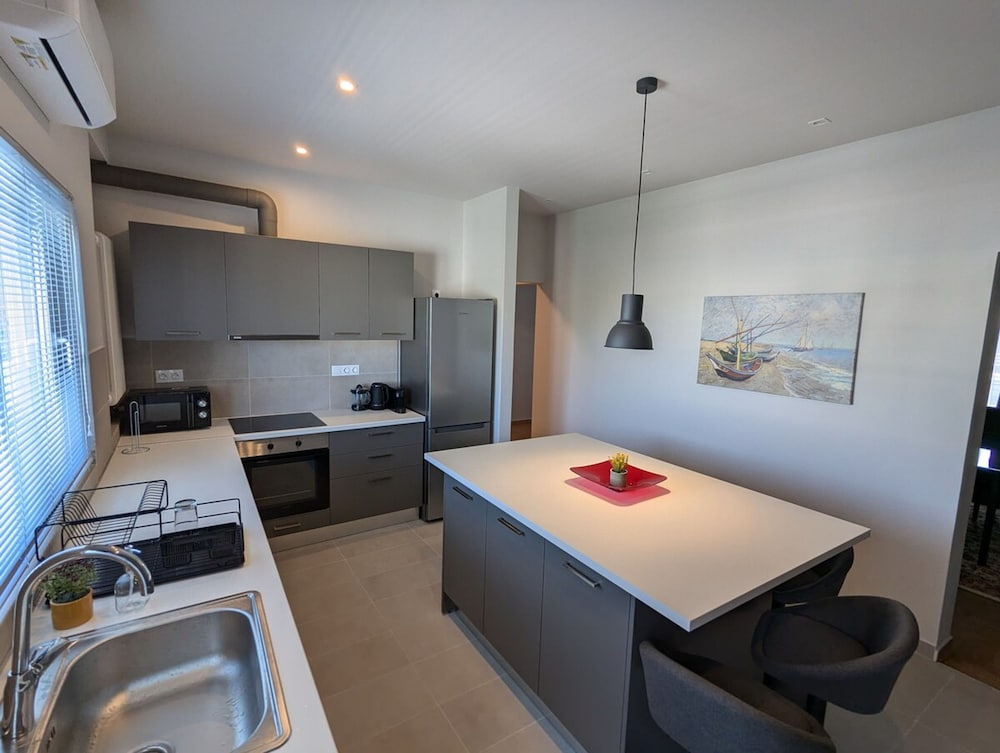 Spacious Seaside Flat at Alimos