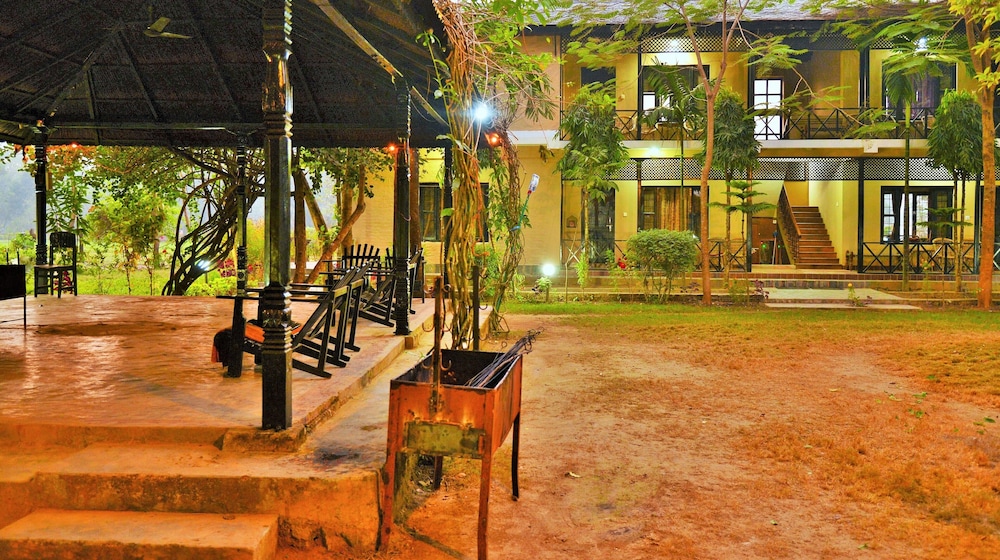 Sauraha Holiday Home