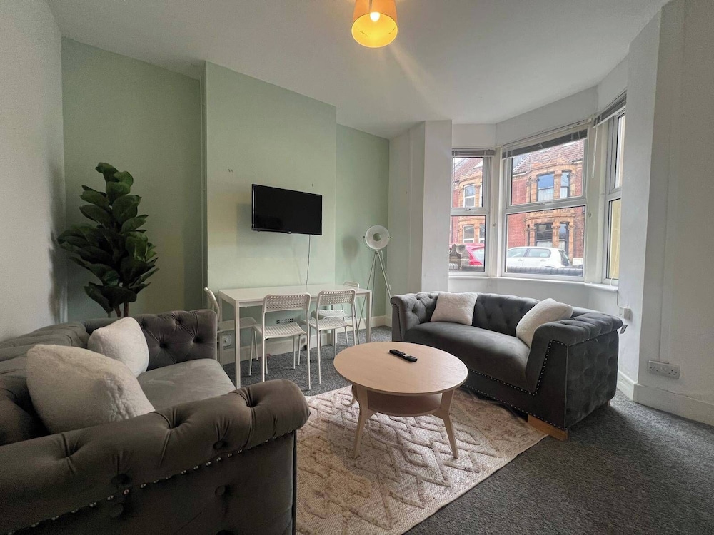 Lena St - 3 Bedroom House - Sleeps 6 - Wifi