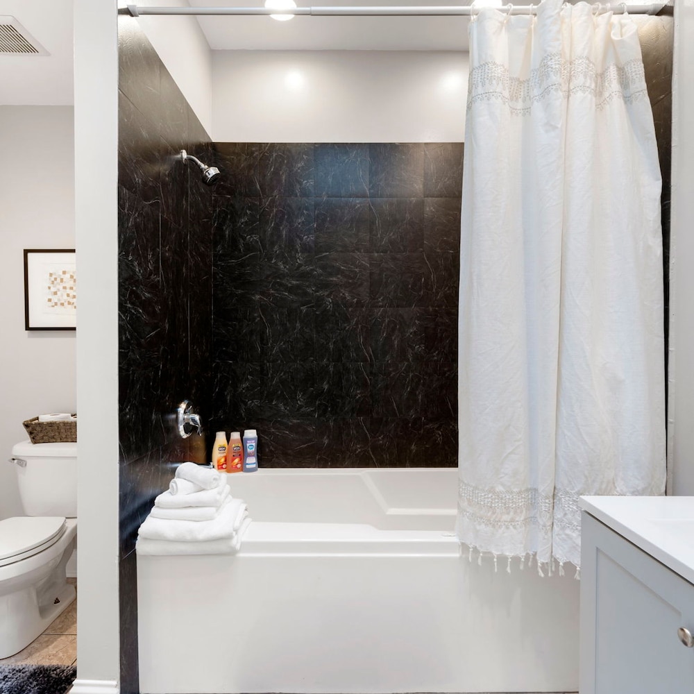 Spacious Luxury Retreat 8 Bed Oasis With 6 Baths