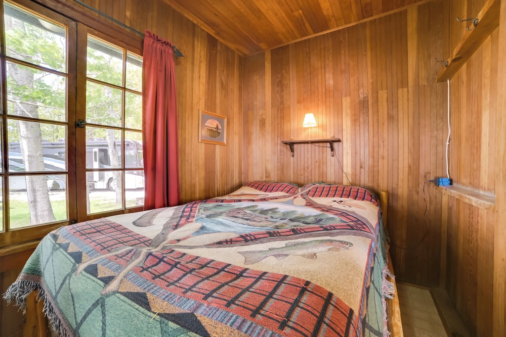 Fish, Boat & Relax: Lakefront Cedarville Cabin