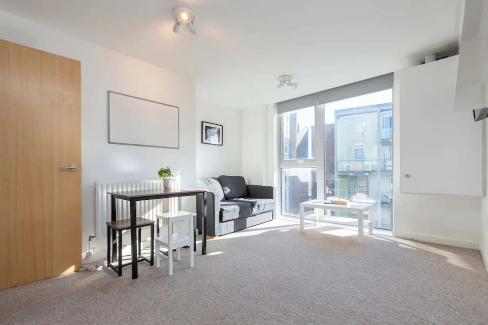 Bright & Airy 1 Bedroom Apartment in Trendy Peckham