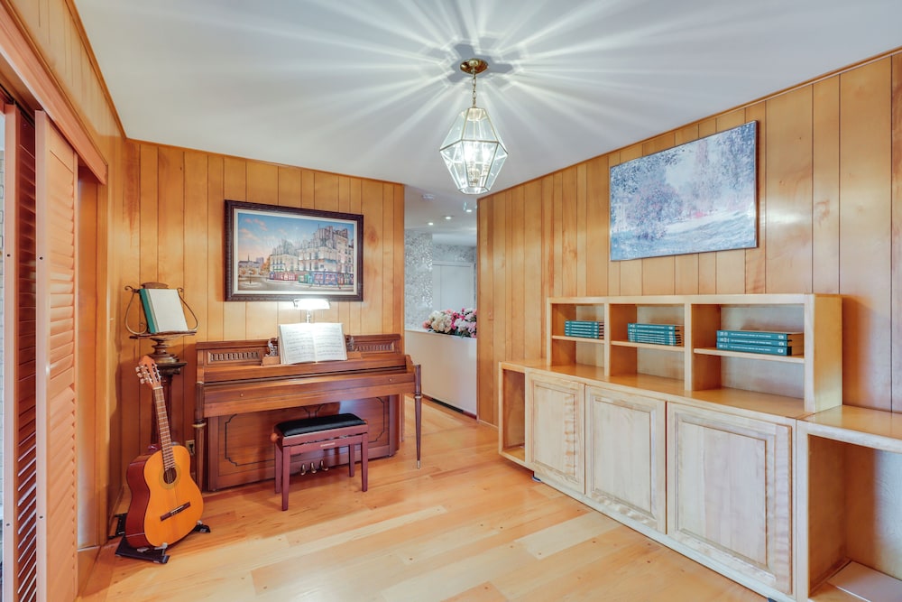 2 Living Areas + Library! Home 22 Mi to Mt Rose