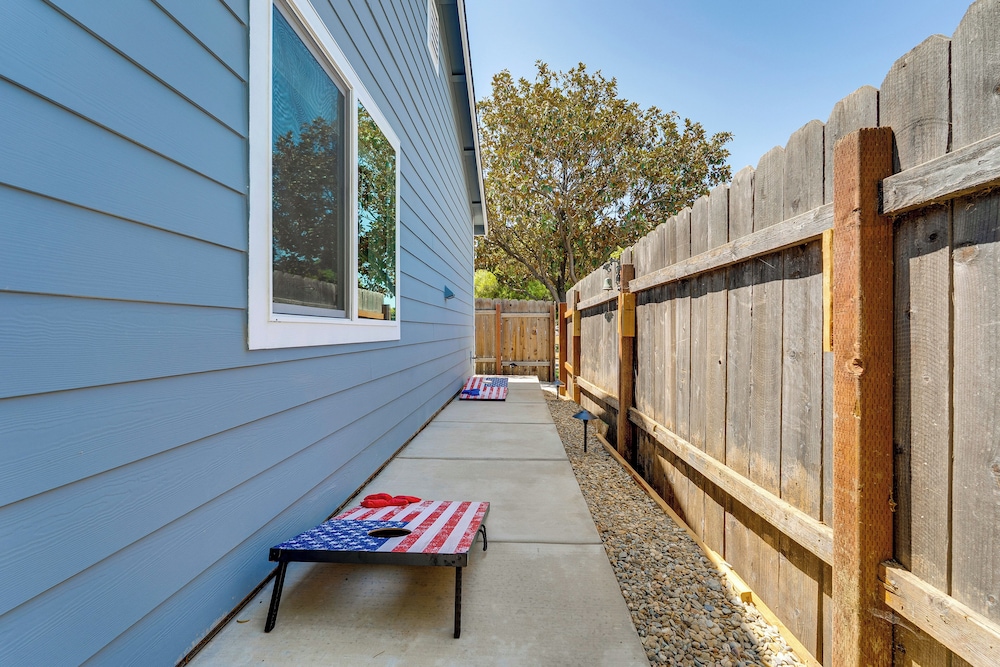 3 Mi to UC Davis: Retreat w/ Furnished Patio!