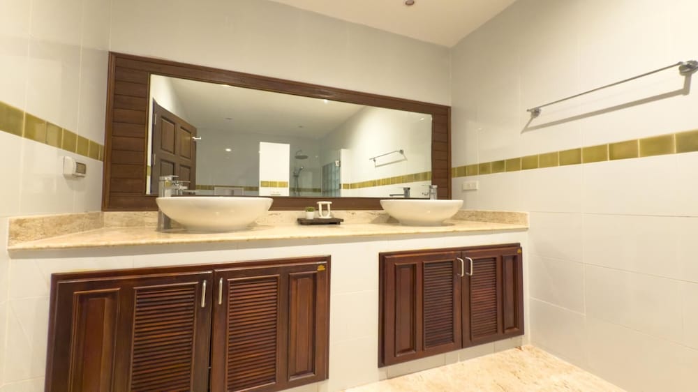 Tropical Poolside Villa SGB4