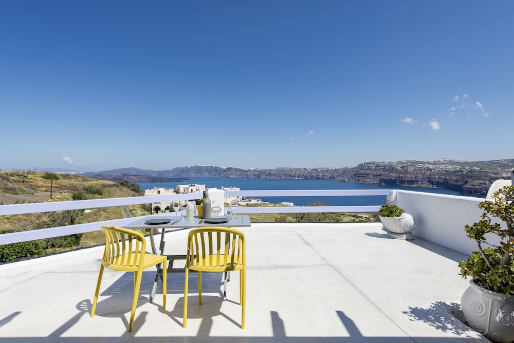 Earino Suites & Villas