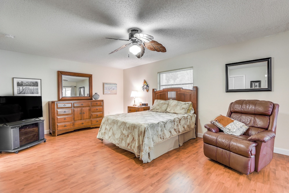 Palm Aire Home - 5 Mi to SRQ Airport!