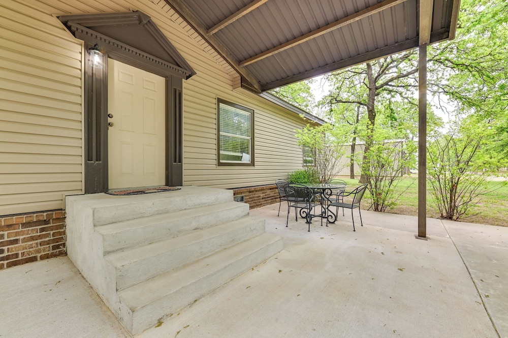 5 Blocks to Beach Access: Sanders Island Getaway!