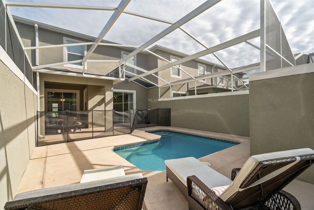 Amazing 4 Bedrooms Home With Pool Close to Disney